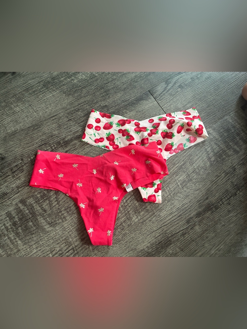 Lot of 2 Victoria’s Secret No Show Thongs Size Small